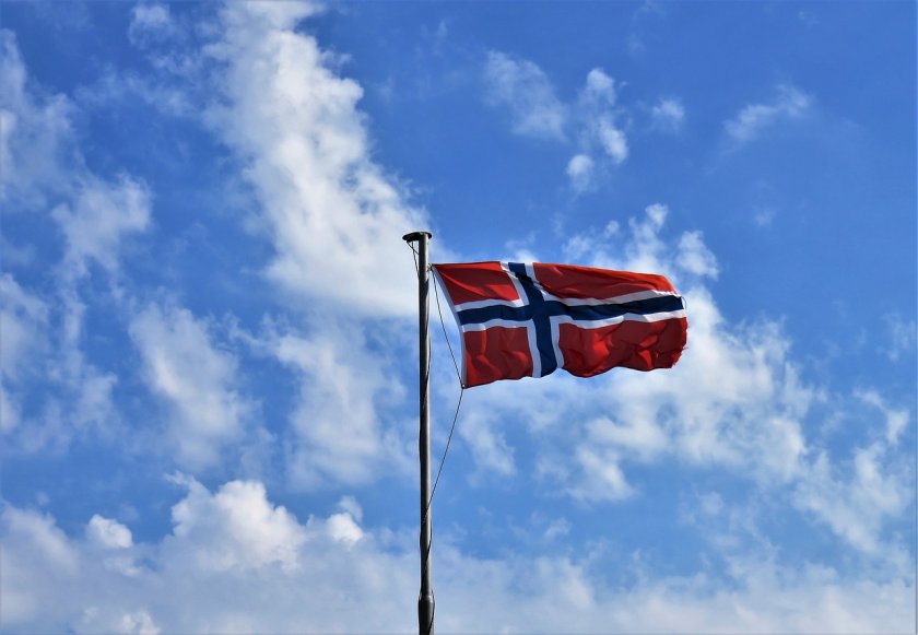 Нов закон в Норвегия задължава рекламодатели и инфлуенсъри да маркират обработвани снимки в социалните медии