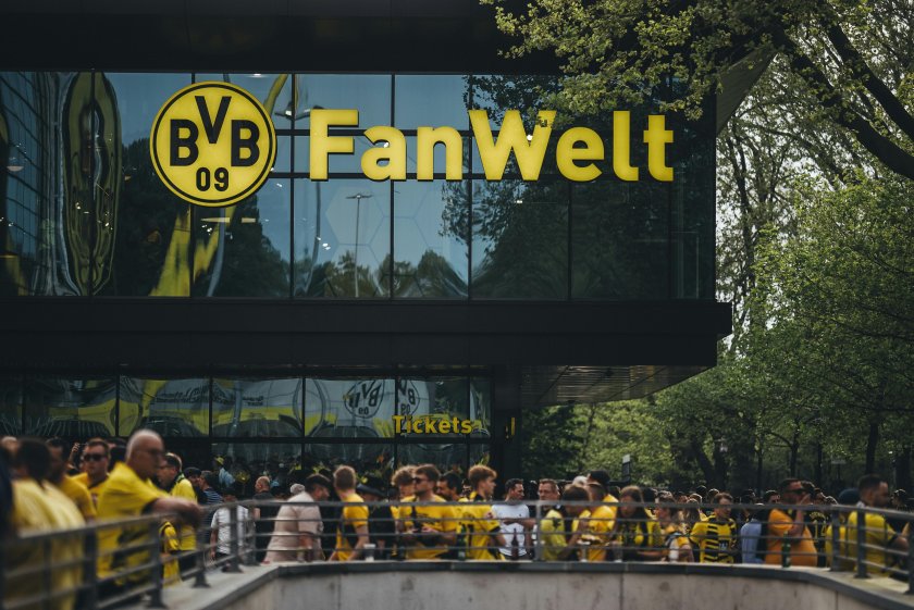 Borussia Dortmund има спонсор оръжейна компания и това е важно