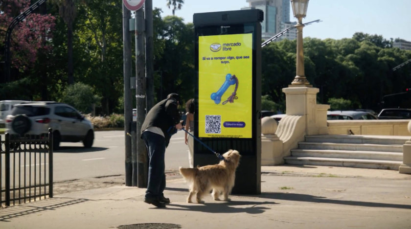 AI билборд адаптира рекламите към минувачите