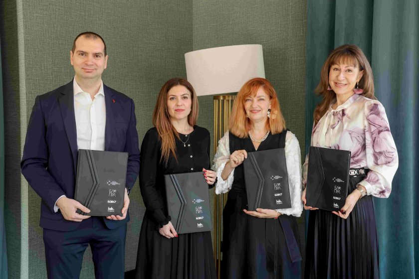 От ляво на дясно: Катя Димитрова, Ива Григорова, Гергана Иванова и Мариан Найденов при подписването на меморандума