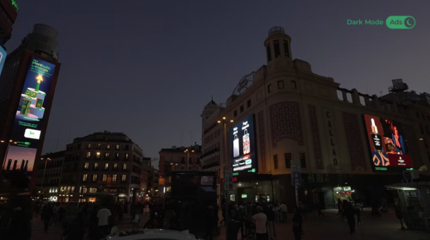 Външна реклама в dark mode