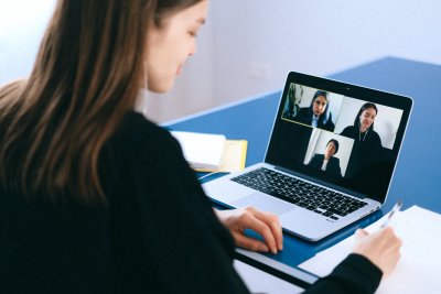 Как онлайн срещите намаляват ефективността на работата