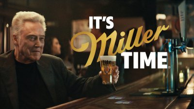 Miller Lite и Кристофър Уокън призовават за срещи IRL