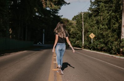 Gen Z не се оплаква от AI рекламата — просто си тръгва