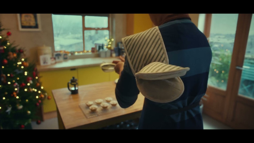 Вижте пеещите кухненски ръкавици, станали любими на зрителите във Великобритания тази година