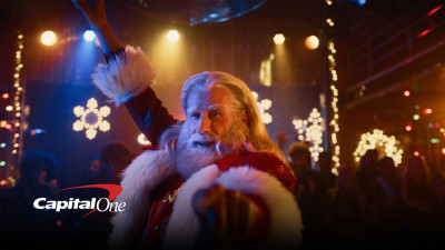 Disco Santa – Джон Траволта в коледната реклама на Capital One „Треска в празнична нощ“
