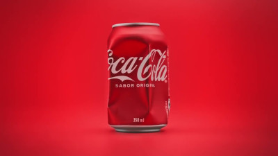 Coca Cola смачква логото си, за да насърчи рециклирането
