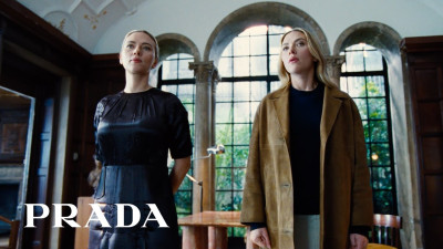 Скарлет Йохансон и Йоргос Лантимос превръщат чантата Prada Galleria в икона на идентичността