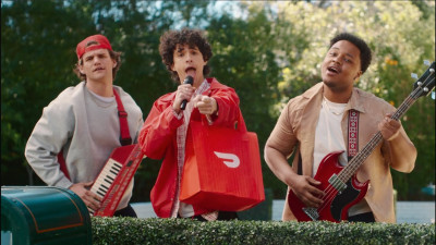 Кампанията на DoorDash за Свети Валентин превръща „грешния подарък“ в епична музикална балада